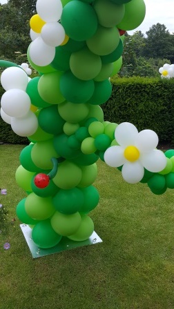 Close up of the flowers on the pretty cloud balloon arch